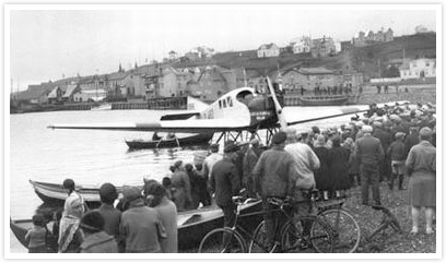 Fyrsta farþegaflugið innanlands á íslandi var farið 4. júní 1928 frá Reykjavík til Akureyrar með viðkomu á Ísafirði og Siglufirði.