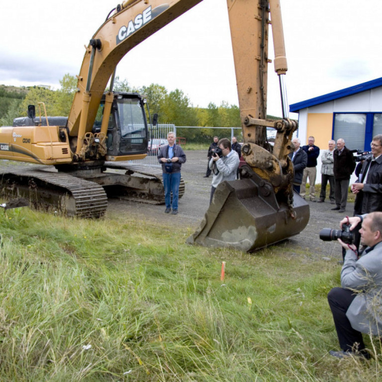 Sigrún Björk Jakobsdóttir forseti bæjarstjórnar á Akureyri tók fyrstu skóflustunguna 14 september 2006.