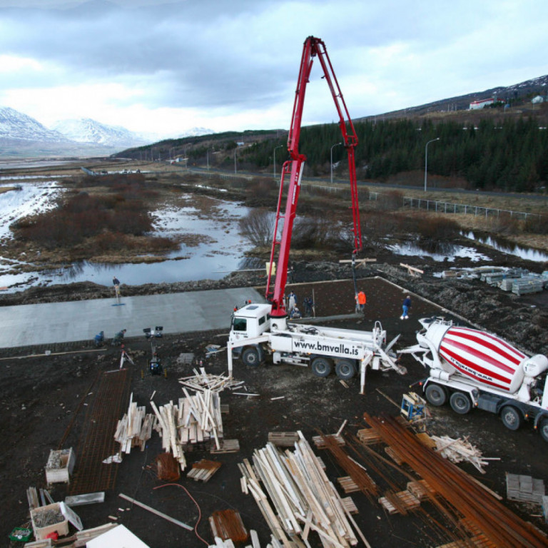 Fyrsta steypan á gólfinu rann 29 desember 2006