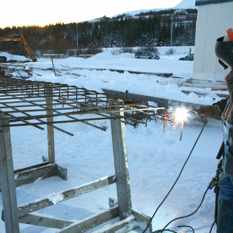 Unnið við að rafsjóða grindina i sökkul safnsins, veturinn 2007.
