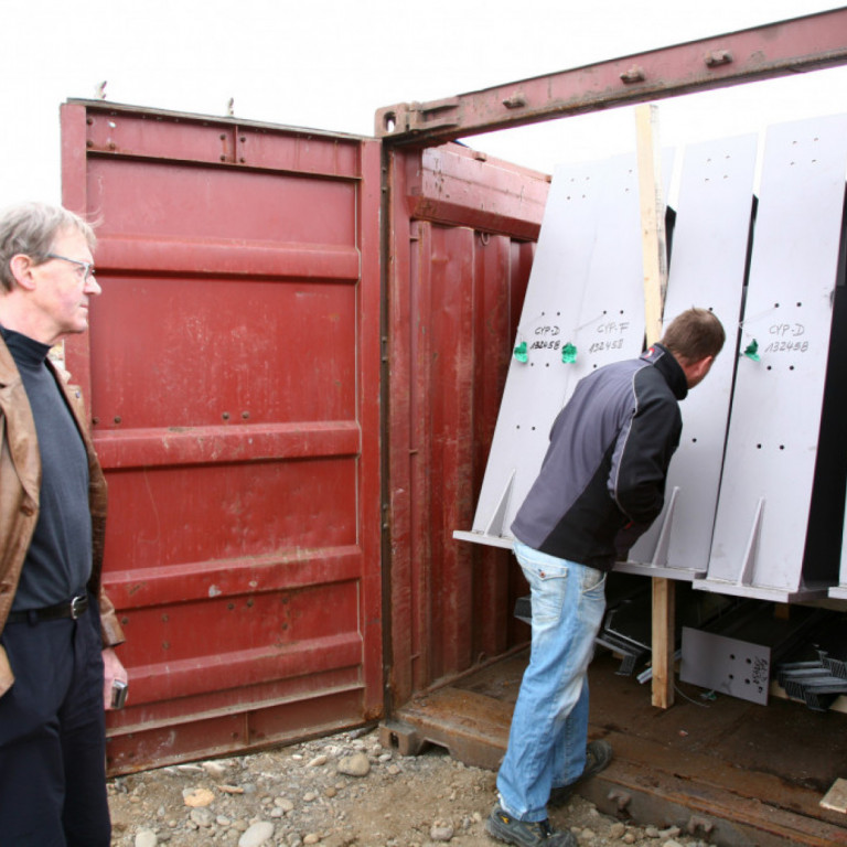 Húsið kom í mörgum gámum frá Hollandi, hér er Svanbjörn Sigurðsson að skoða einn af þeim.