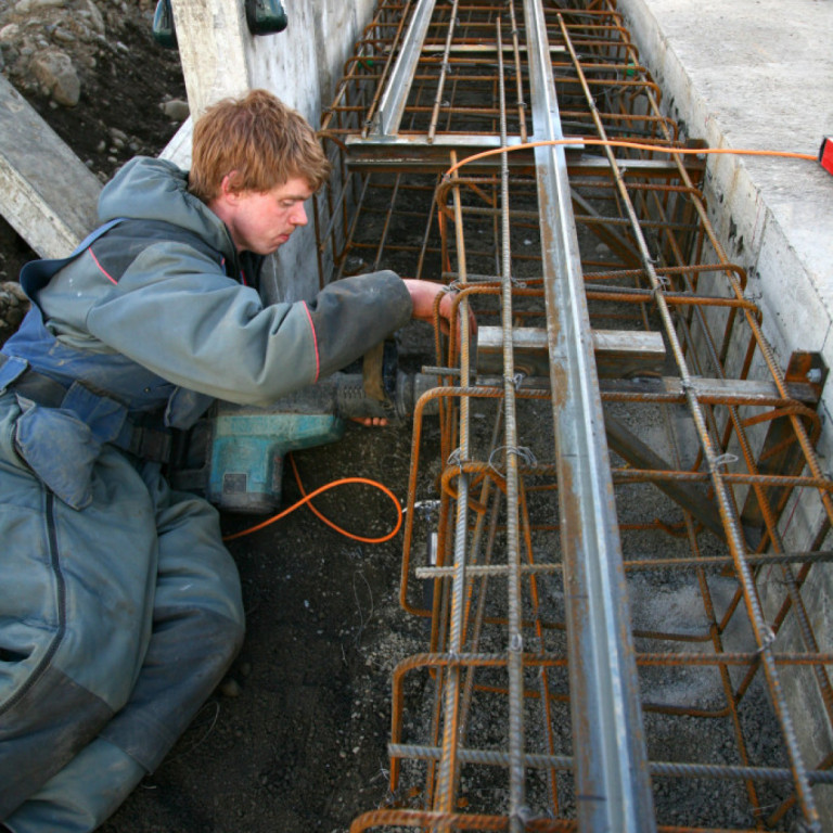Gengið frá sökkli undir stóru hurð safnsins