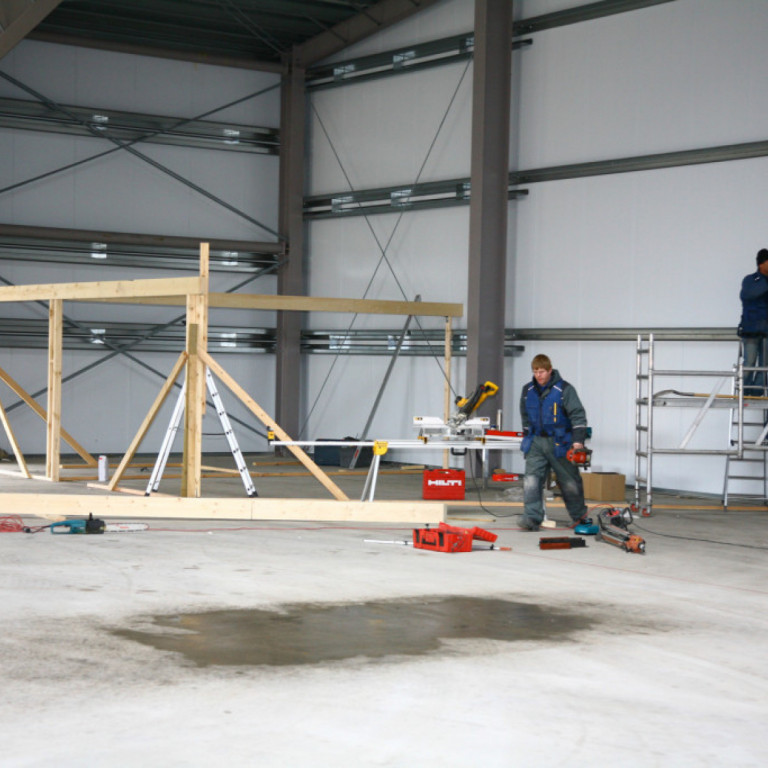 Inni þurfti að innrétta aðstöðu fyrir salerni og skrifstofu 19 maí 2007