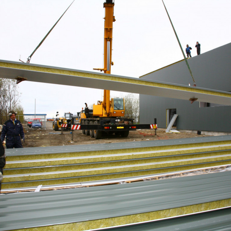 Þakklæðning hífð upp á grindina að vestanverðu 8 maí 2007