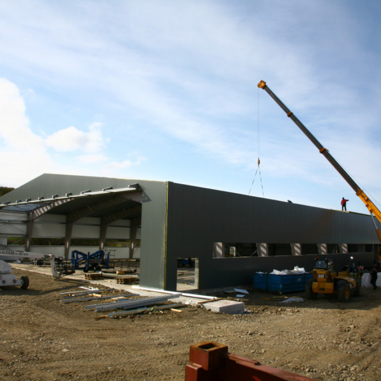 Þakklæðning hífð upp á grindina að austanverðu 10 maí 2007