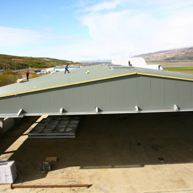 Unnið að frágangi á þaki 14 maí 2007