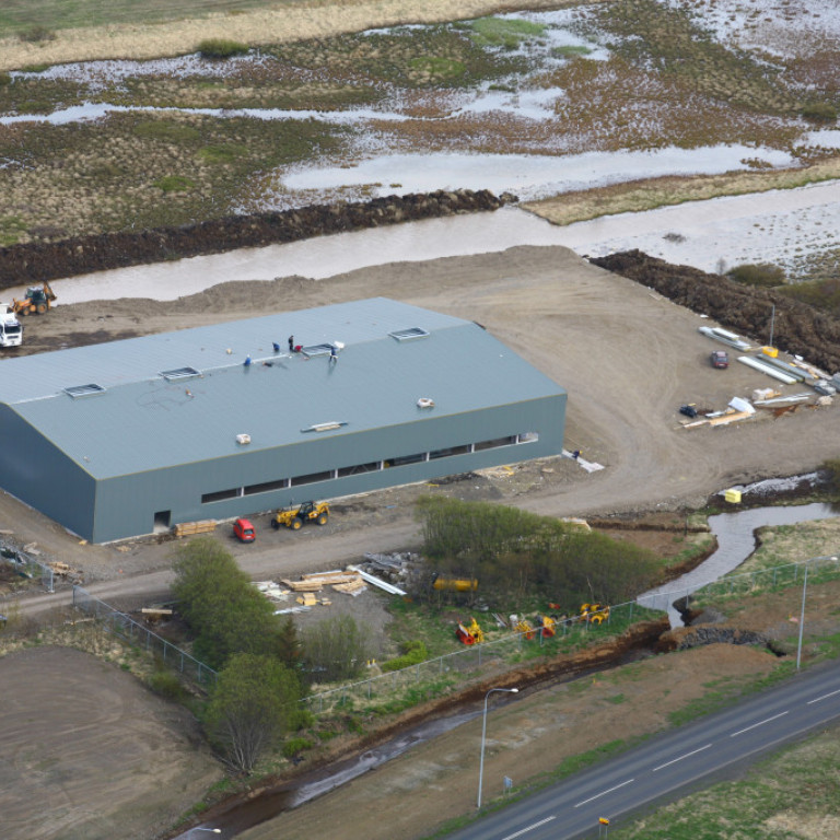 Unnið að frágangi á þaki 15 maí 2007, og einnig er unnið að jarðvegskiftum austan við safnið.