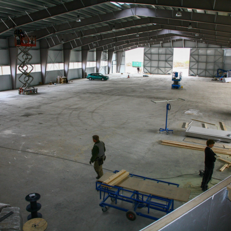 Unnið við ísetningu hurðanna 30 maí 2007