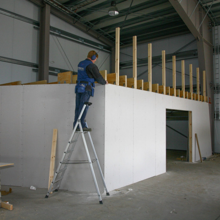 Loka frágangur á handriði efrihæðar á geymslum 31 maí 2007