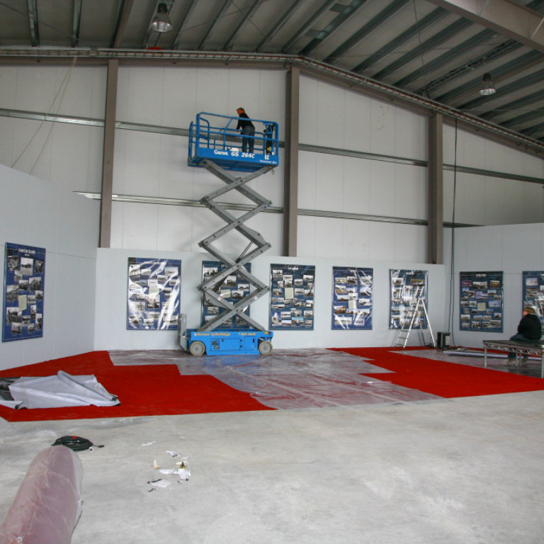 Lokafrágangur rafmagns var enn í gagni þegar sýningin var sett upp fyrir vígsluna 2 júní 2007