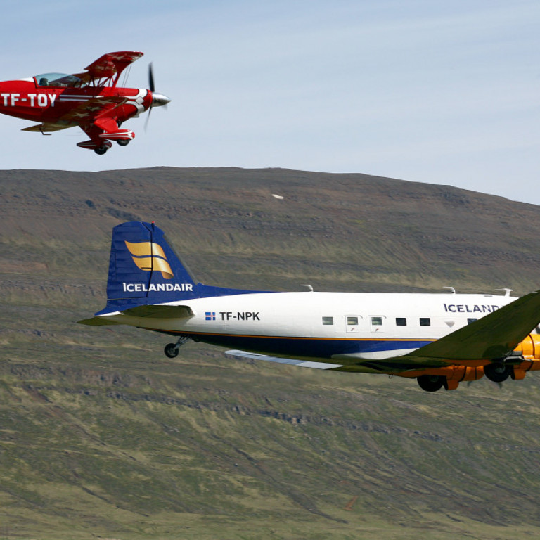 TF-TOY Pitts S-2B Special og TF-NPK Douglas C-47A (DC-3)