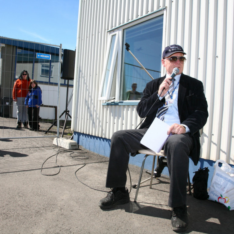 Ómar Ragnarsson var kynnir á Flugdegi 2006