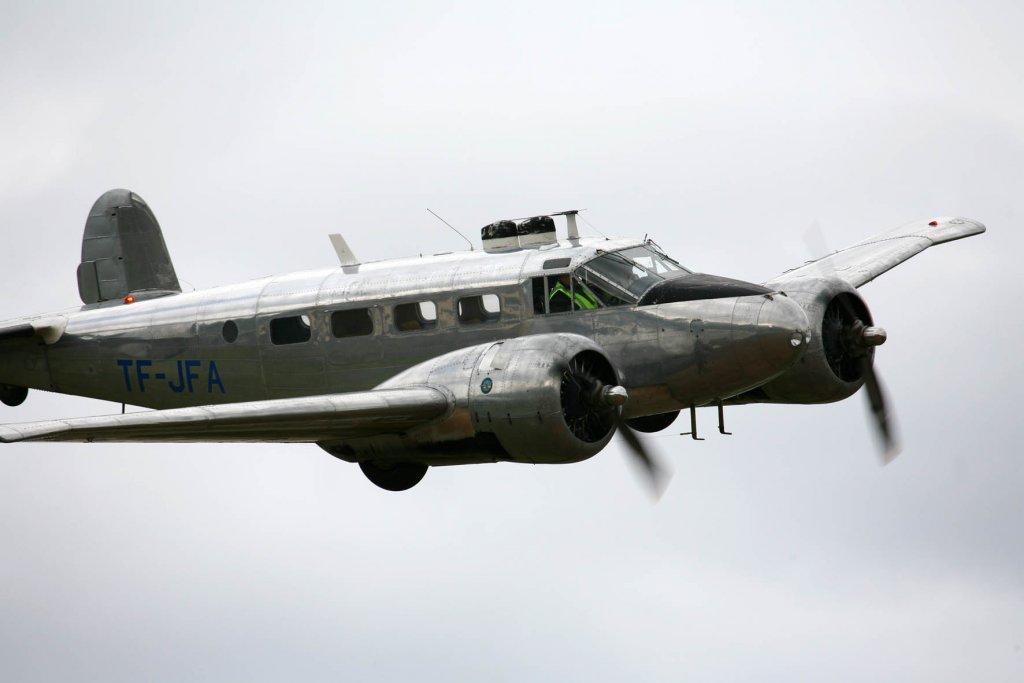 TF-JFA flugstjóri Jóhannes Fossdal, Beechraft C-45H