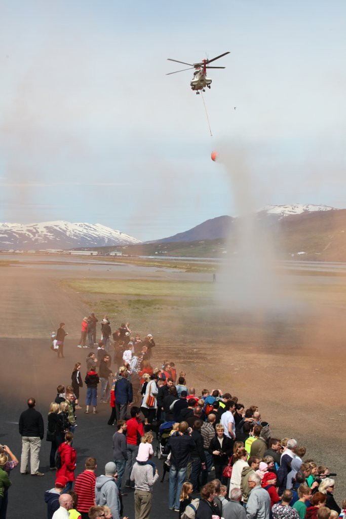 Þyrla Landhelgisgæslunnar að dreifa vatni við Flugsafnið