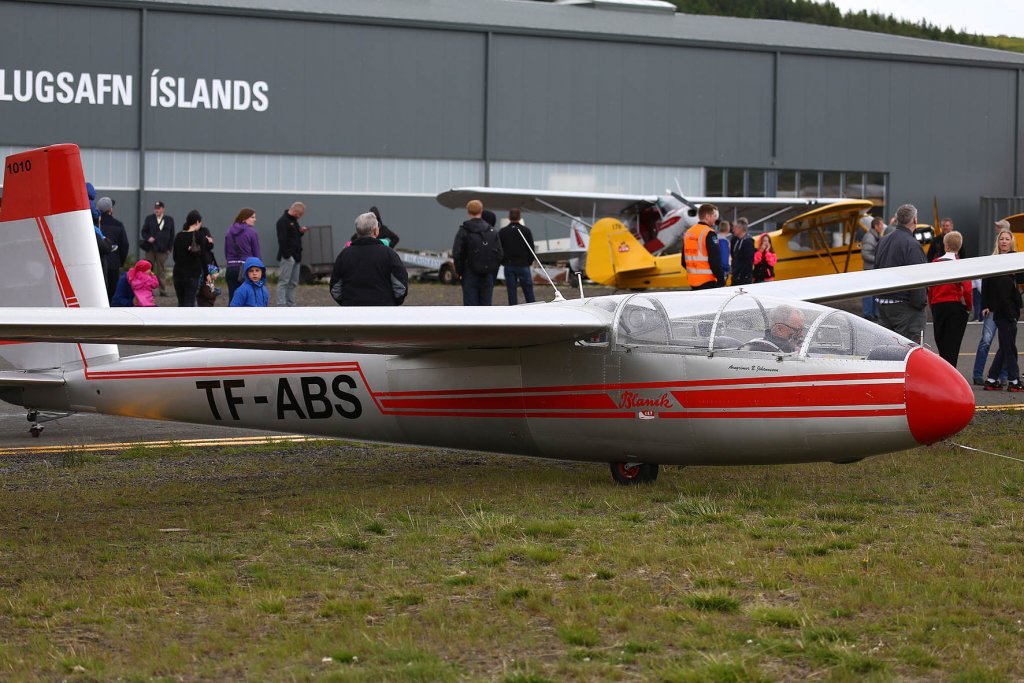 Blanik TF-ABS á leið í sýningaratriði