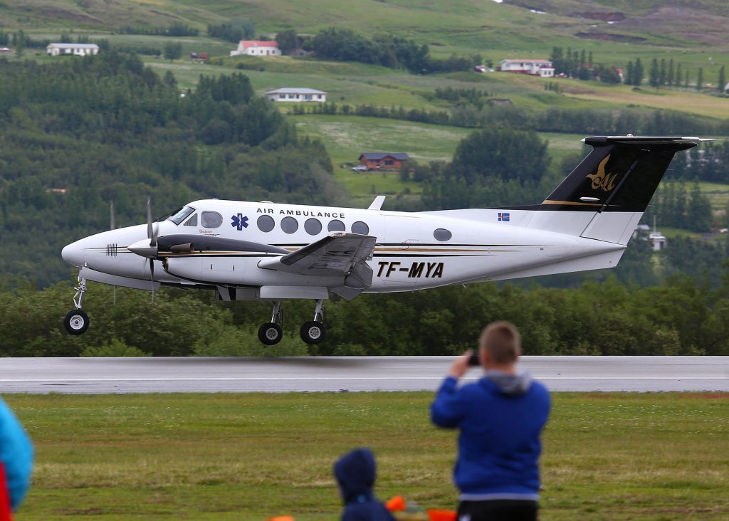 Sjúkraflugvélin TF-MYA að koma úr útkalli og lendir.