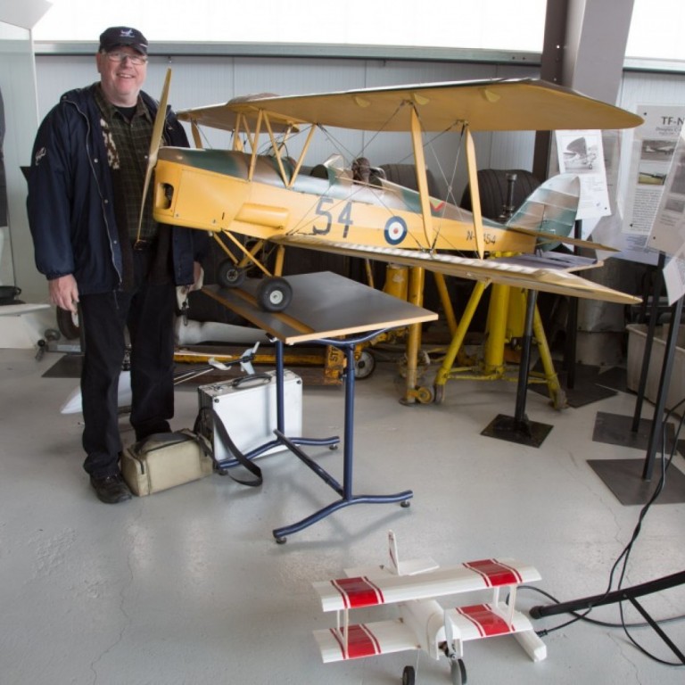 Guðjón Ólafsson við módel sitt