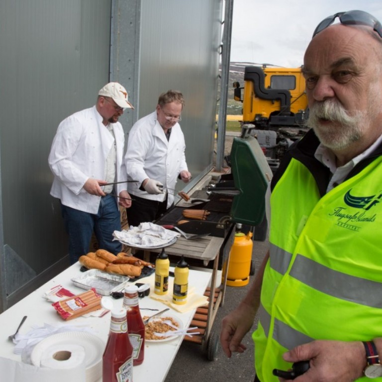 Jónas Hallgrímsson og Eyjólfur REKTOR grilla og Davíð Jóhannsson horfir á.