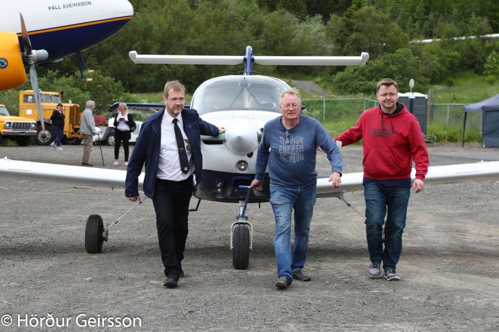 Piper Tomahauk kennlsuflugvél Flugskóla Akureyrar dregin á sýningarsvæðið.