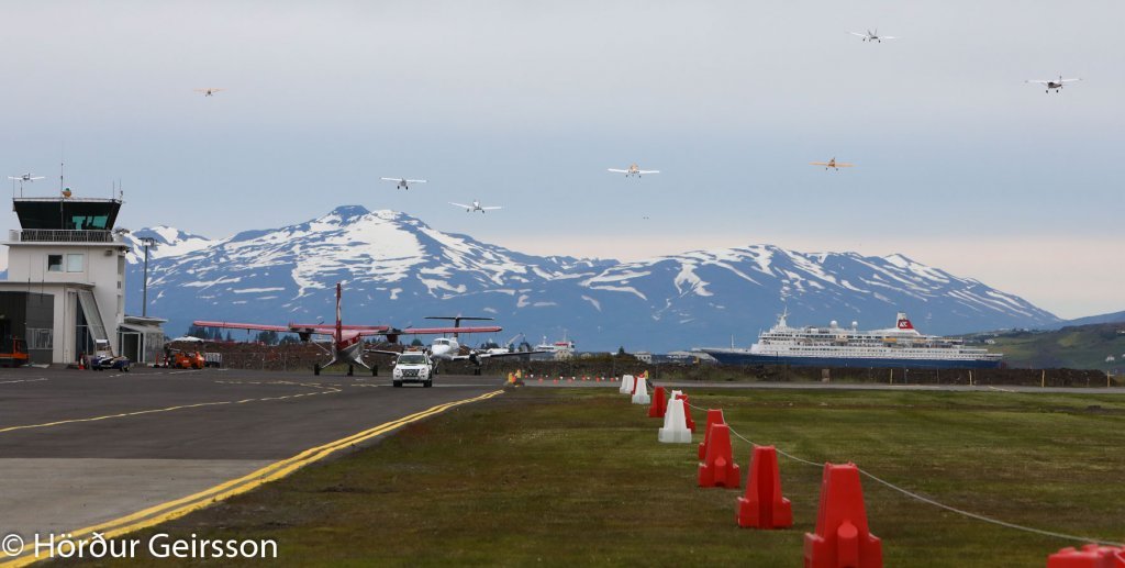 Smávélar í hópflugi yfir bæjinn