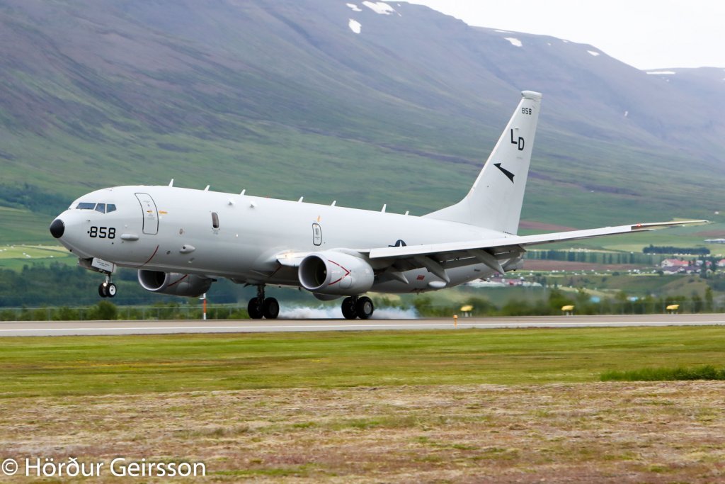 Boeing P-8 Poseidon kafbátaleitarvél bandaríska sjóhersins í landingu