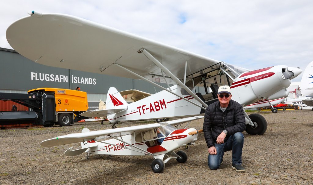 Kjartan Guðmundsson með mádel af TF-ABM Piper Super Cub