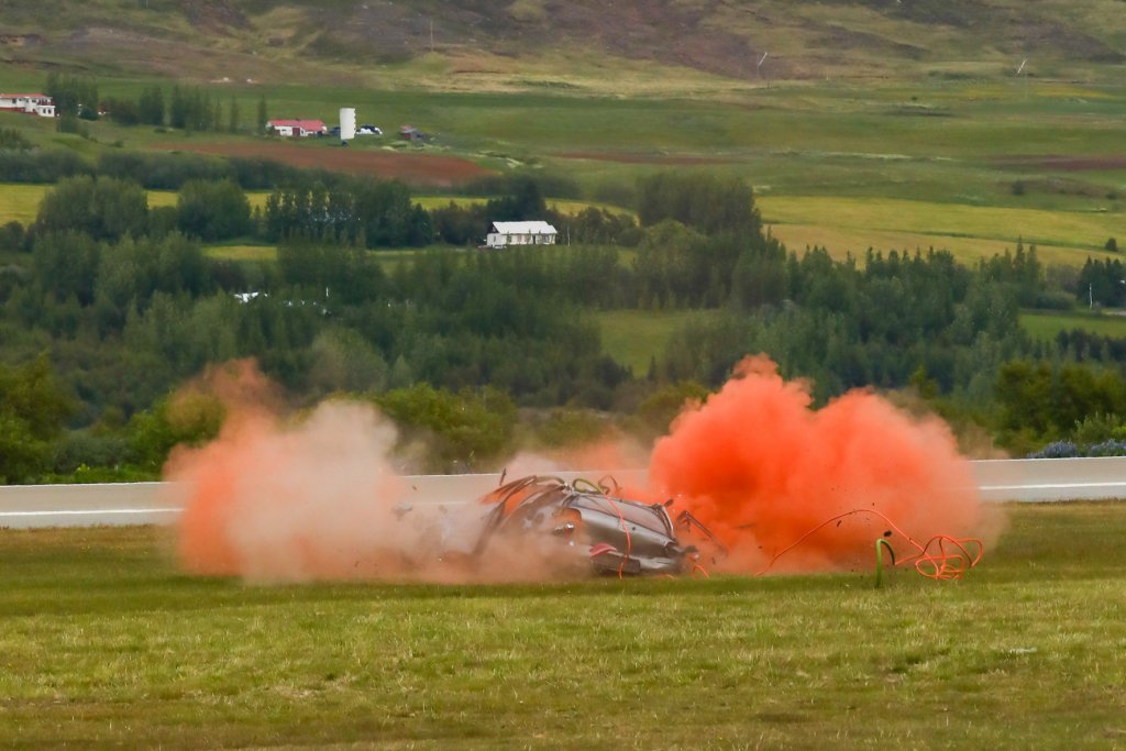 TF-LÍF þyrla Landhelgisgælunnar með sýningaratriði þar sem hún sleppti Yaris 