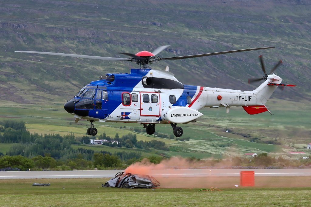 TF-LÍF þyrla Landhelgisgælunnar með sýningaratriði þar sem hún sleppti Yaris 