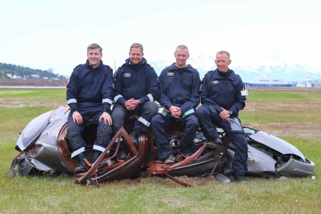 Áhöfn þyrlunnar TF-LÍF á flaki Yaris