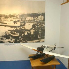 Farþegaflutningar með flugi innanlands hófust með flugi Flugfélags Íslands (nr.2) árið 1928. Félagið starfaði á árunum 1928 til 1931 og notaði flugvélar af gerðinni Junkers F.13 og W.33d. Ekki er vitað hver smíðaði þetta forláta módel af Junkers F.13 sem safninu áskotnaðist fyrir nokkrum árum,en myndin er tekin á Akureyri í júní árið 1928.