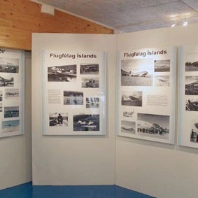 Á loftinu í gamla flugsafninu voru mörg stór veggspjöld með ljósmyndum úr íslenskri flugsögu.
