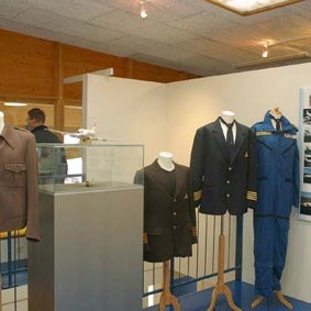 Hér gefur að líta gamlir einkennisbúningar flugstjóra frá Flugfélagi Norðurlands.