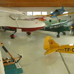 Hér má sjá Grunau IX rennifluguna, Rhönlerche II svifflugu TF-SBE, Evans VP-1 Volksplane, Auster V, Piper J-3C-65 TF-CUB og flugmodel af Robin R2160.