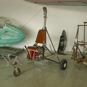 Hér má sjá Schweizer TG-3A svifflugu, Bensen Gyrocopter og leifar af Waco ZKS-7.