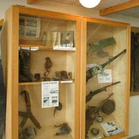 Það var ýmislegt sem fannst í flaki Fairey Battle flugvélarinnar P2330. Til vinstri sést hvernig eitt skrúfublaðið hefur bognað við áreksturinn þegar vélin rakst í jörðina. Sagt er frá örlögum vélarinnar og áhafnar hennar annarsstaðar á síðum safnsins.