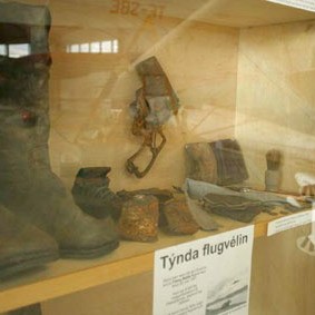 Það var ýmislegt sem fannst í flaki Fairey Battle flugvélarinnar P2330. Sagt er frá örlögum vélarinnar og áhafnar hennar annarsstaðar á síðum safnsins.