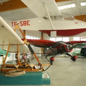 Grunau IX rennifluga, Rhönlerche II sviffluga og Stinson SRö7B Reliant.