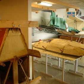 Hér eru ýmsir fornminjar flugsins á ferðinni. T.v. sést í Grunau Baby svifflugu en til hægri sjást leifar af húsi sem var utan um flugmanninn á Grunau IX renniflugu og gegndi því hlutverki að minnka loftviðnám.