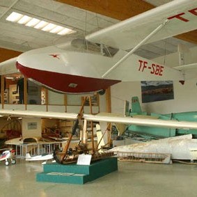 Fremst á gólfinu er Grunau IX rennifluga Svifflugfélags Akureyrar en fyrir ofan er Rhönlerche II TF-SBE. Á bak við sjást EoN Olympia TF-SBB og Schweizer TG-3A TF-SBA.