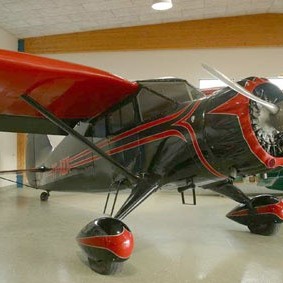 Stinson SR-7B Reliant vél Flugsafnsins er af samkonar gerð og fyrsta flugvél Loftleiða.