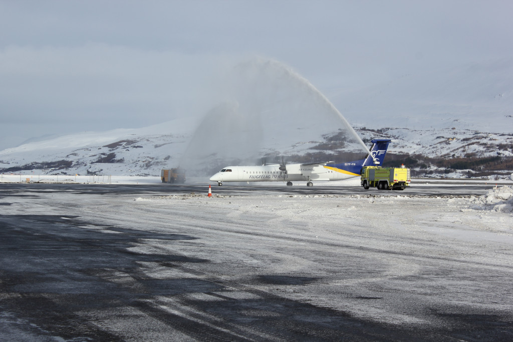 Heiðursbuna í fyrstu ferð Q-400 til Akureyrar.