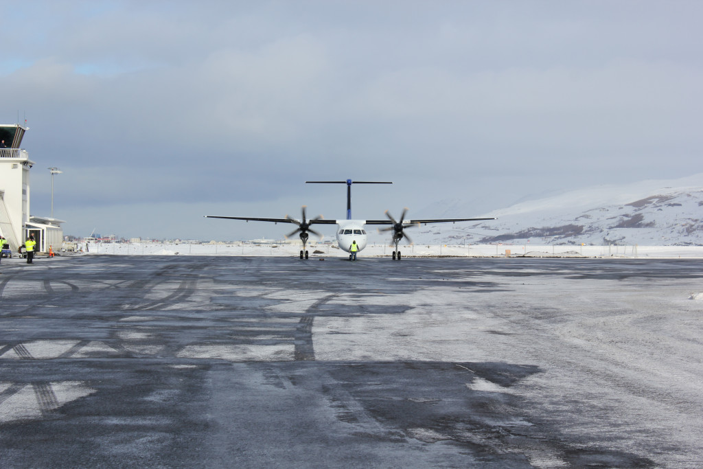 Q-400 komin í hlað á Akureyri.