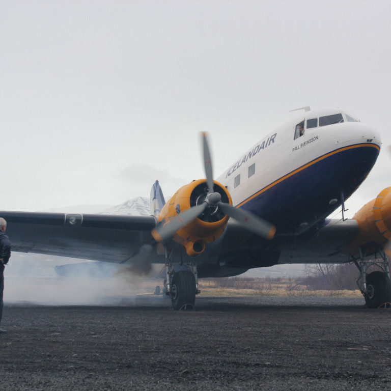 Erling Andreassen flugvirki fylgist með gangsetningu, en hann hefur þjónað Páli Sveinssyni og öðrum Þristum í áratugi.