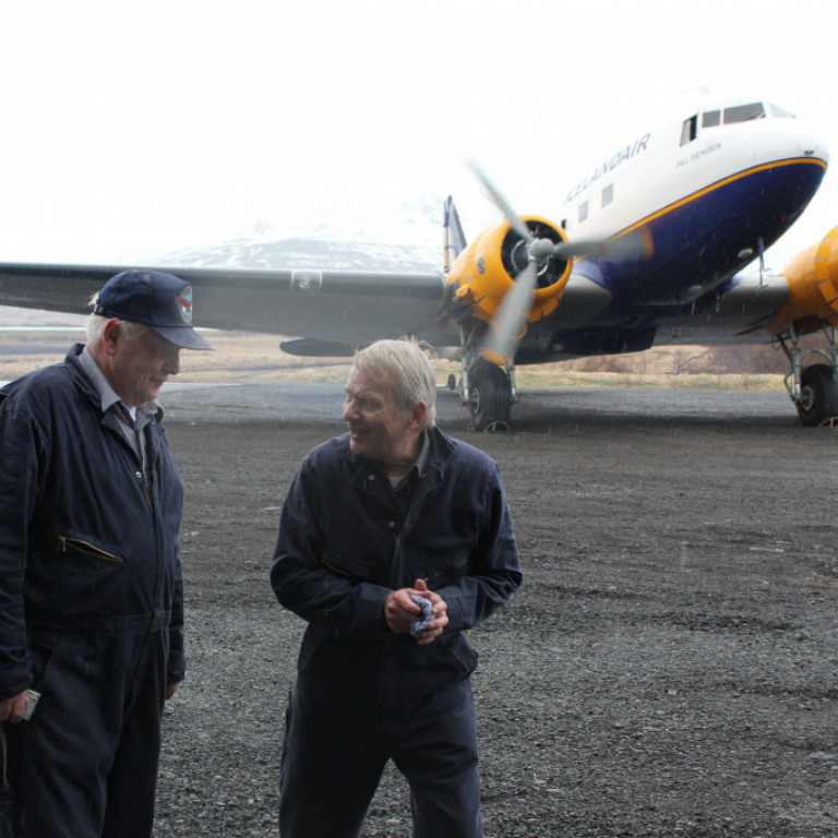 Kalli Hjartar lögga og Erling Andreassen flugvirki brosa. Þeir eru ómissandi hluti af því að Páli Sveinssyni sé haldið gangandi,eða réttara sagt, fljúgandi.