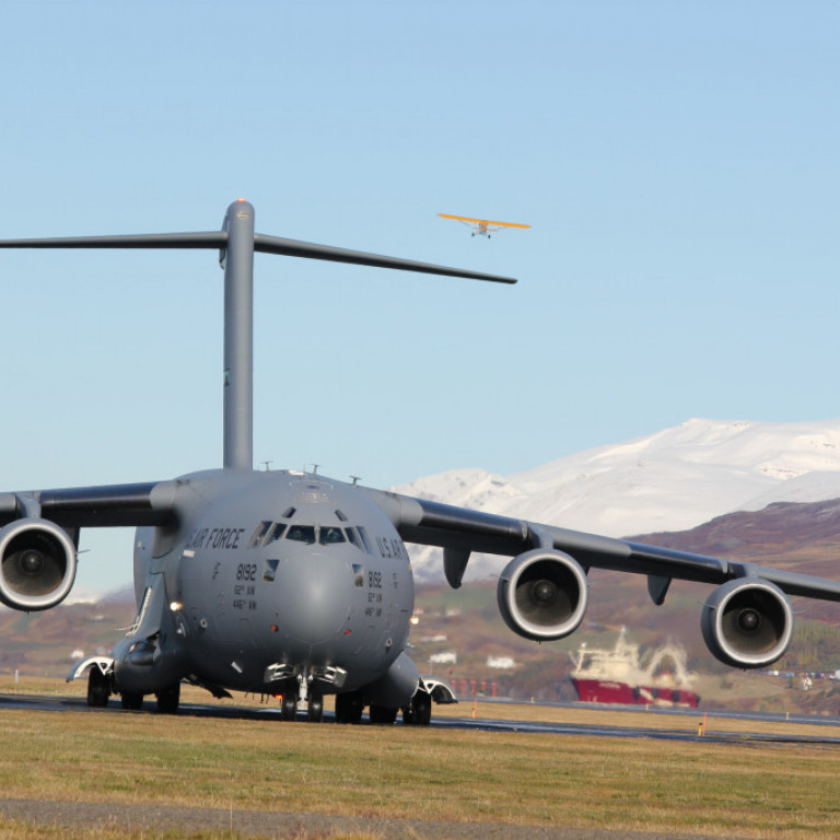 Þessar flutningavélar koma reglulega til Akureyrar.