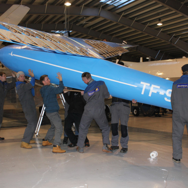 Verið að hengja upp Olympia svifflugu í Safninu.