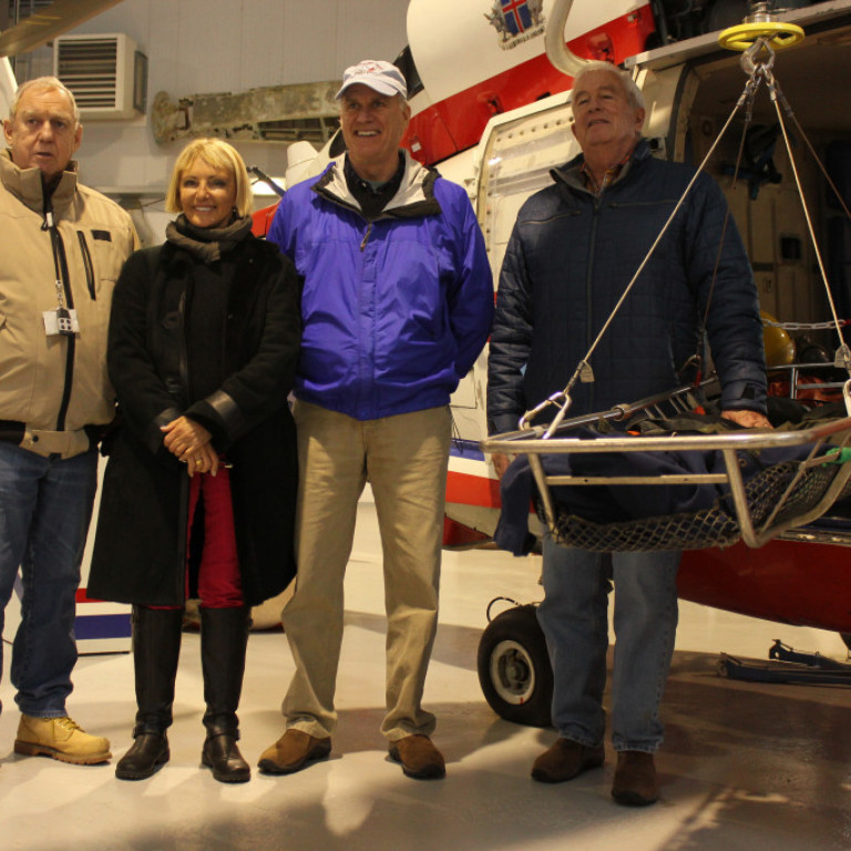 Arngrímur B. Jóhannsson tekur hér á móti þremur bandarískum flugáhugamönnum. Við hlið ABJ er Patty Wagstaff margfaldur heimsmeistari í listflugi.