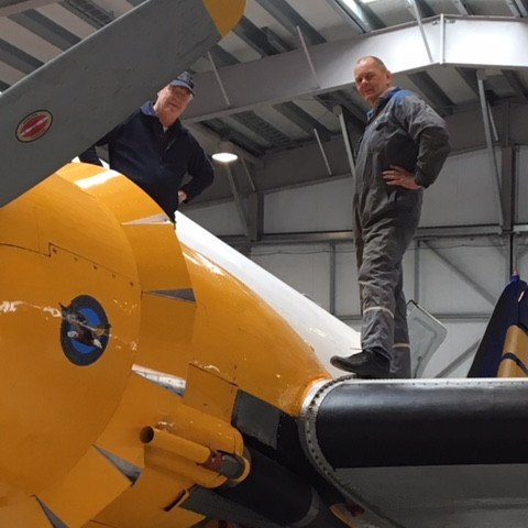 Hannes Thorarensen og Helgi Rafnsson undirbúa Þristinn.