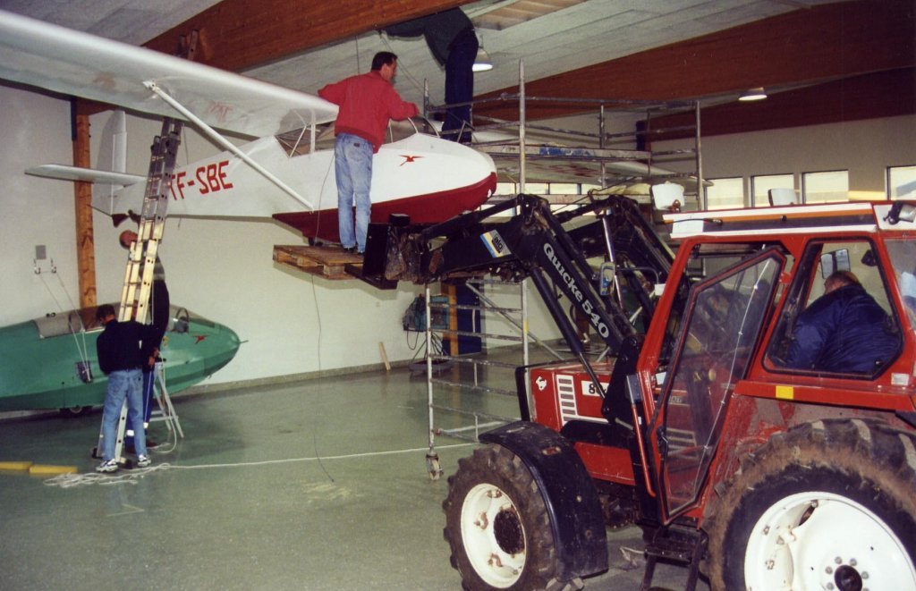 Safngripir settir upp í aðalsal Flugsafnsins 23 júní 2000.
