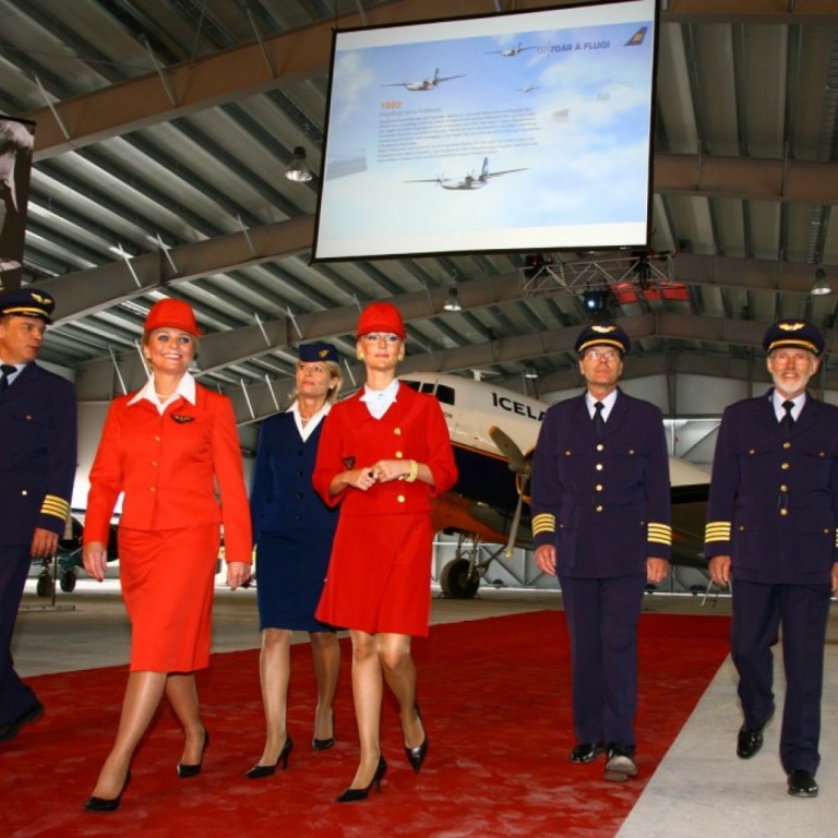 Flugmenn og flugfreyjur í eldri gerðum búninga Flugleiða